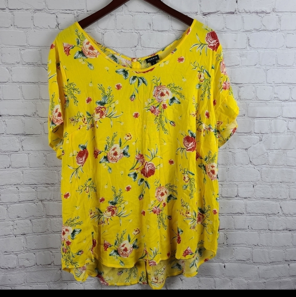 Torrid Blouse Yellow with flowers. Sz 2X